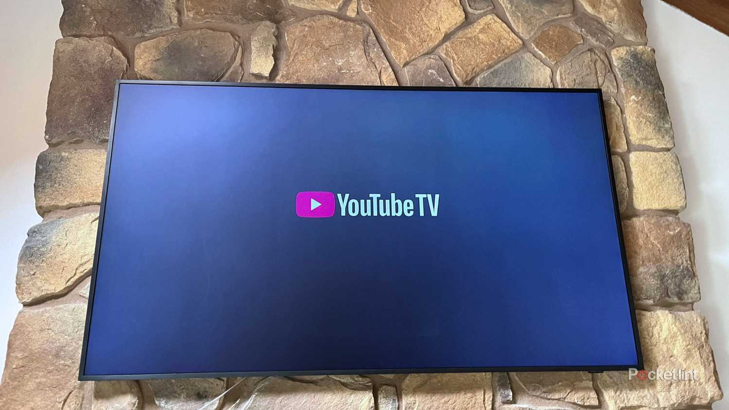 YouTube TV على تلفزيون مثبت.