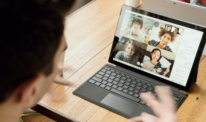 Windows 10 の MS Teams でカメラの問題を解決する方法