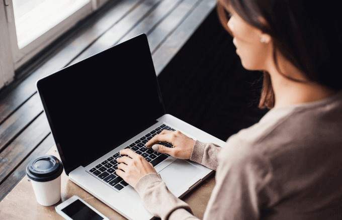 윈도우 10에서 검은 바탕 화면이 나타나는 문제를 해결하는 방법