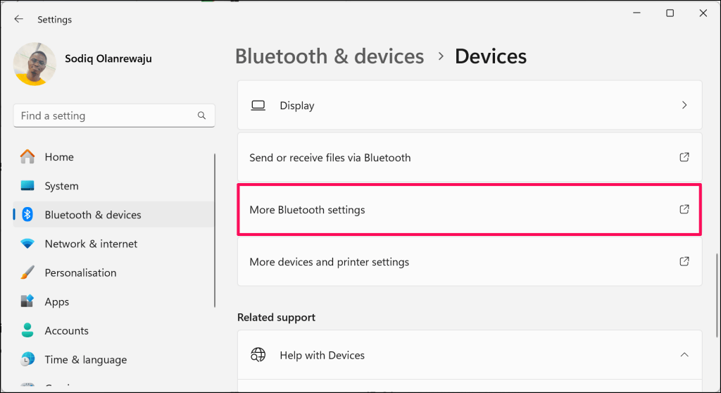 Windows の Bluetooth とデバイスの設定メニューで、「Bluetooth 設定のプラス」が強調表示されます。
