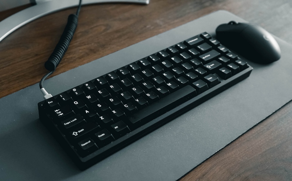 USBケーブルで接続されたワイヤレスマウスと有線キーボード