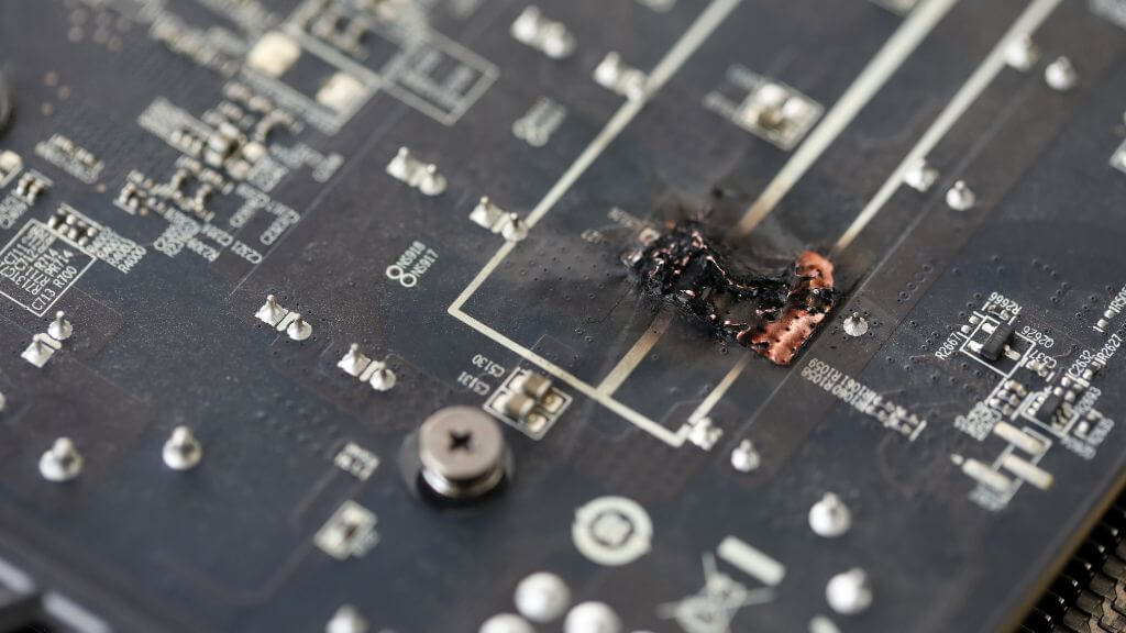 部品が焼損した回路基板。