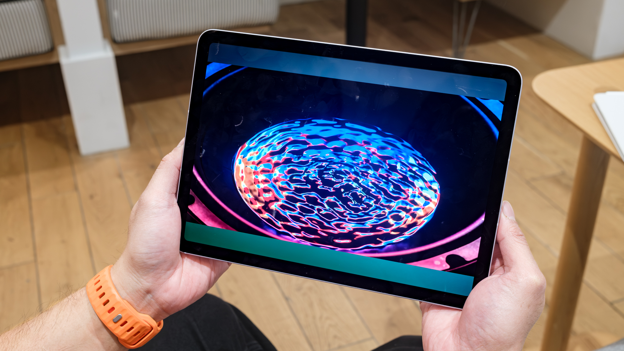 جهاز iPad Air M4 يُمسك بوضع أفقي