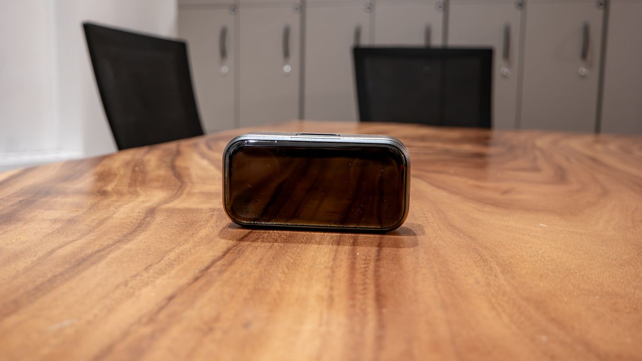 ميكروفون Insta360 Mic Pro يُستخدم مع iPhone.
