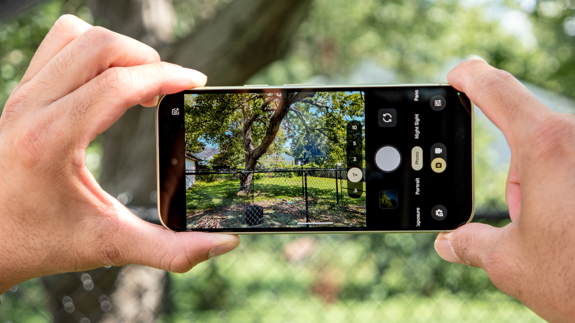 هاتف Google Pixel 11 يُستخدم لالتقاط صورة.