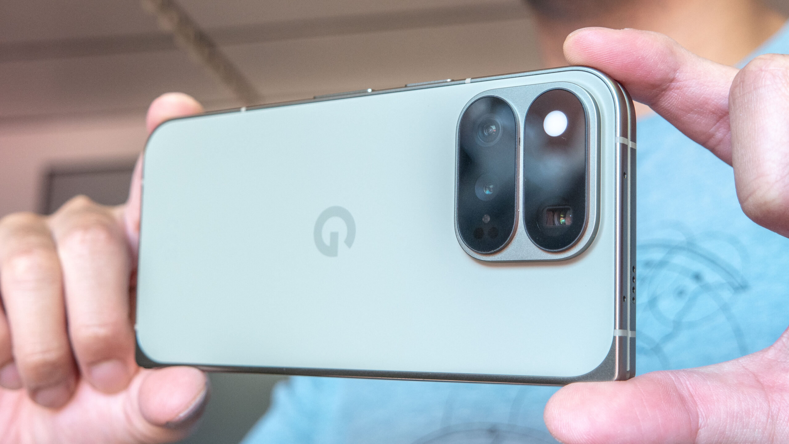 هاتف Google Pixel 11 Pro Fold يلتقط صورة.