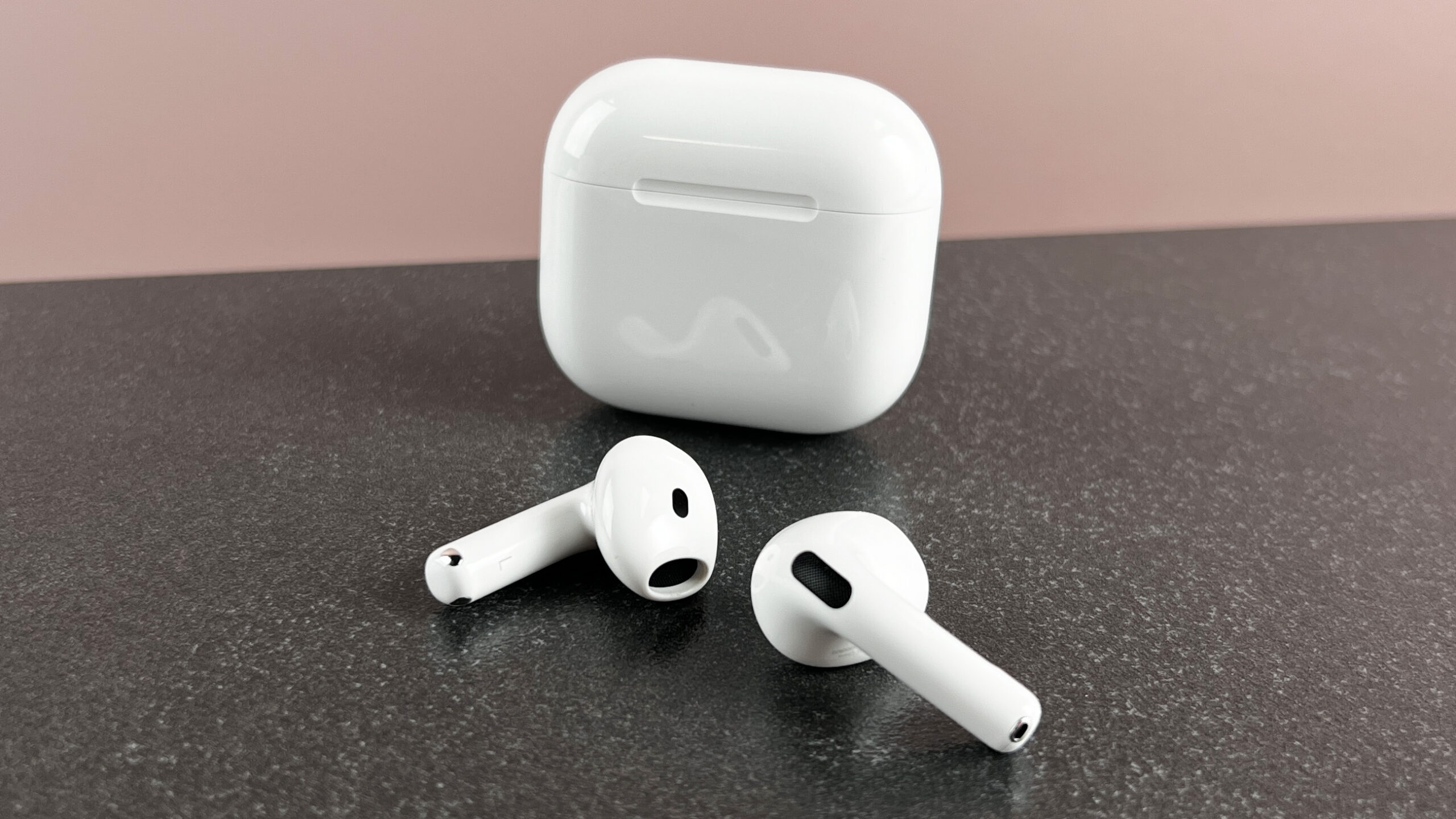 سماعات AirPods 4 خارج علبتها على طاولة