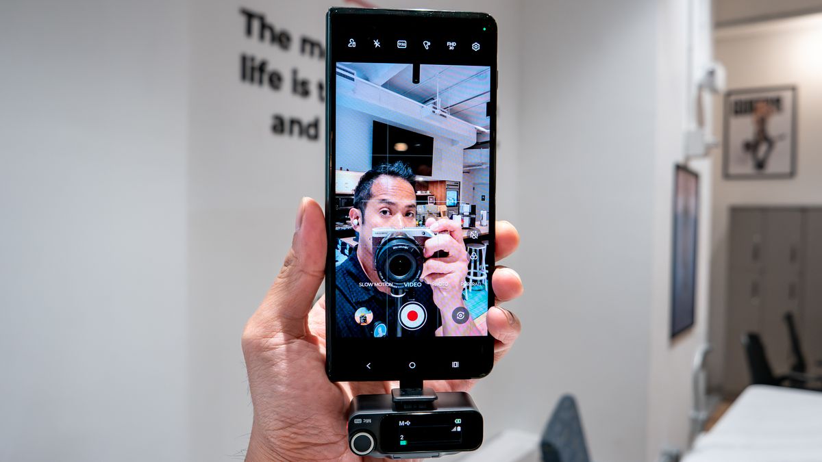 ميكروفون Insta360 Mic Pro يُستخدم مع iPhone.