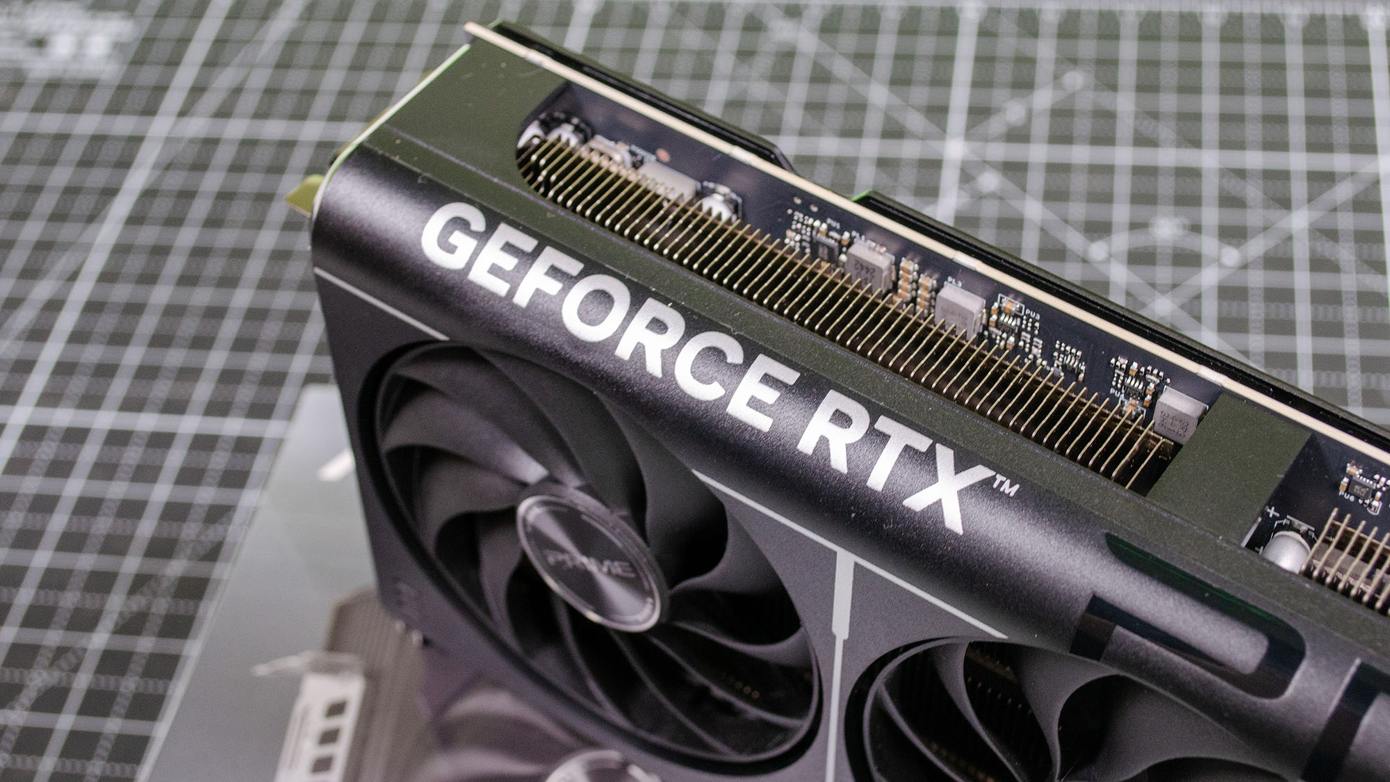 لقطة مقربة لعلامة Nvidia GeForce RTX التجارية على بطاقة 5070 Ti