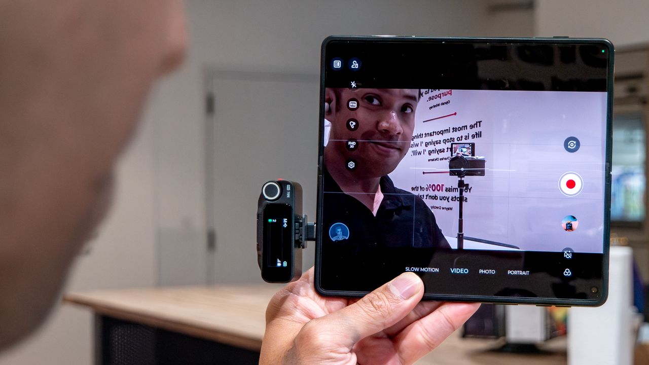 ميكروفون Insta360 Mic Pro مستخدم مع iPhone.