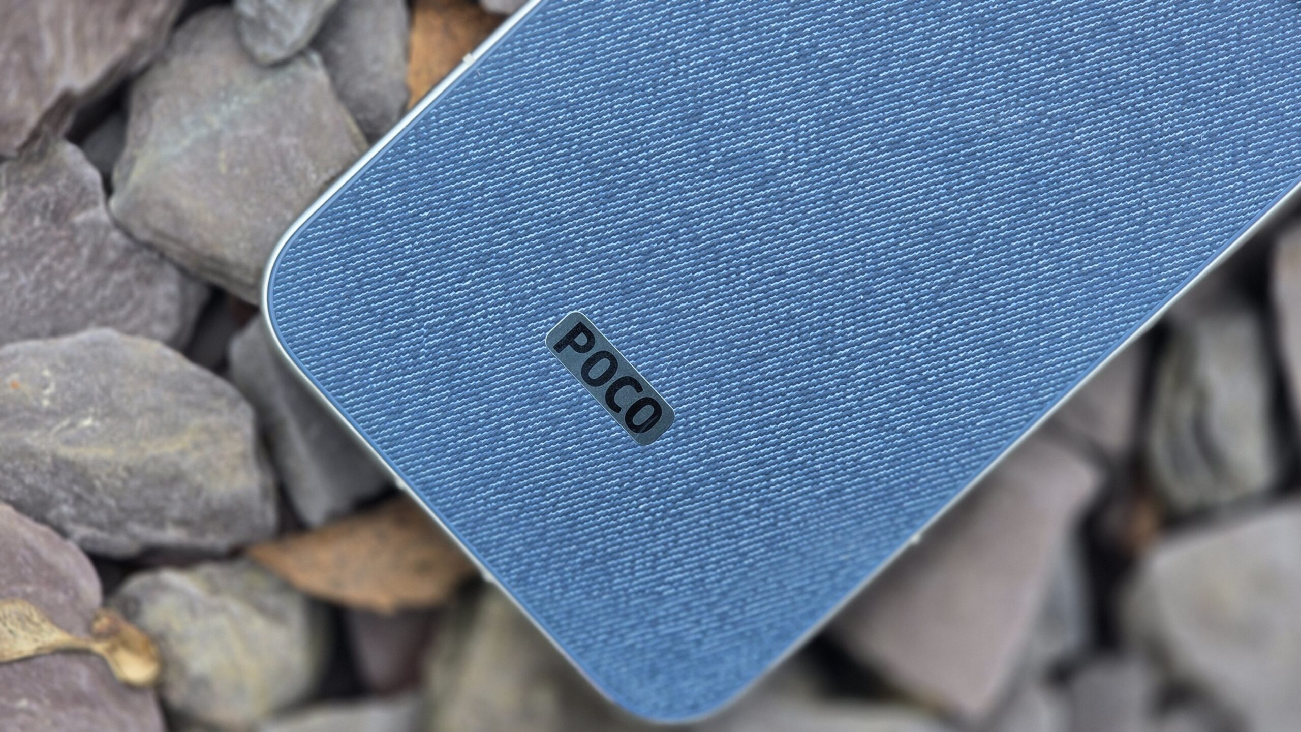 الواجهة الخلفية لهاتف Xiaomi Poco F8 Ultra بتصميم الدنيم