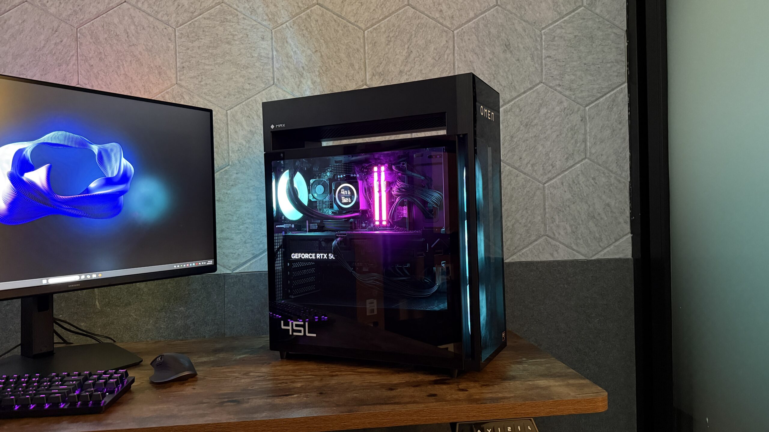 جهاز HP Omen Max 45L على مكتب مع إضاءة RGB الخاصة به