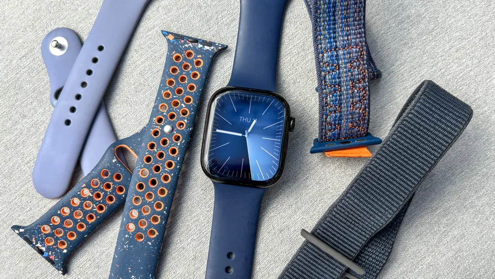 ساعة Apple Watch مع أحزمة