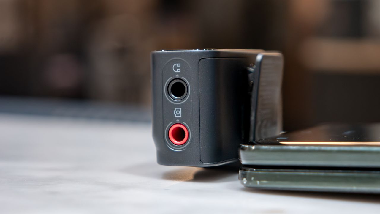 ميكروفون Insta360 Mic Pro مستخدم مع iPhone.