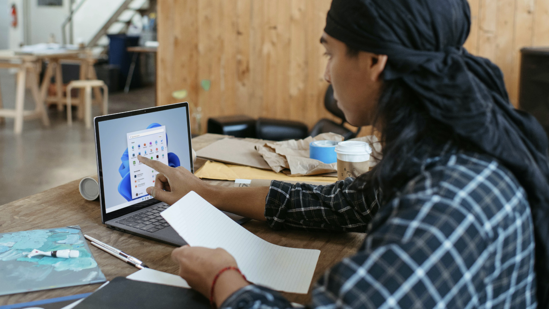 شخص يستخدم حاسوبًا محمولًا يعمل بنظام Windows 11 بشاشة لمس.