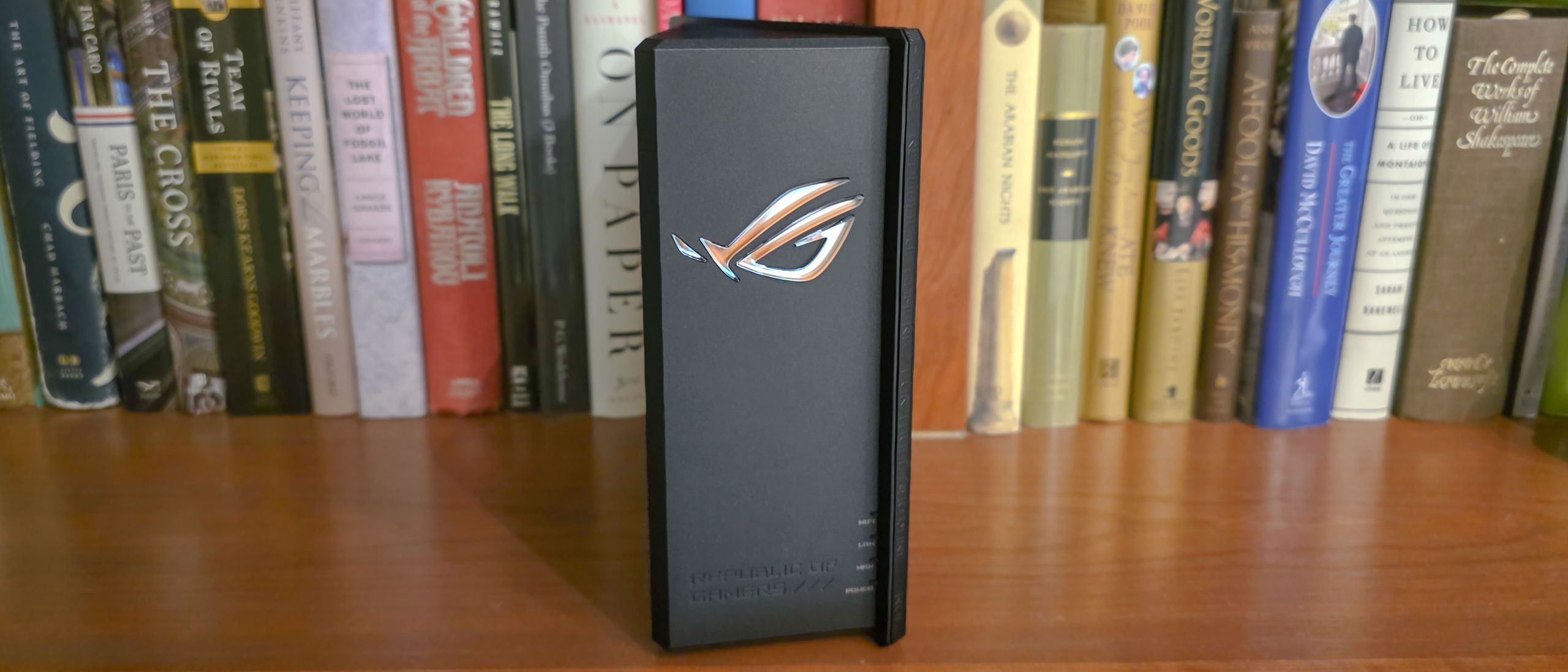 Asus ROG Strix GS-BE18000: راوتر ألعاب خفي يفاجئ بقوته.