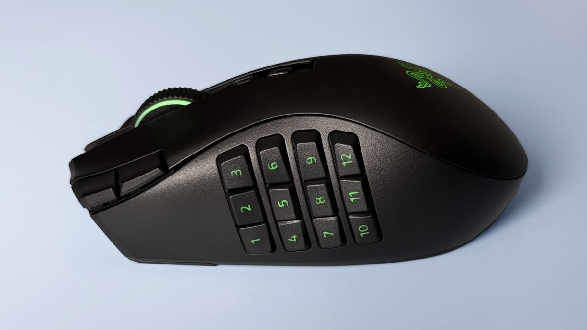 ماوس Razer Naga V3 Pro على خلفية زرقاء.