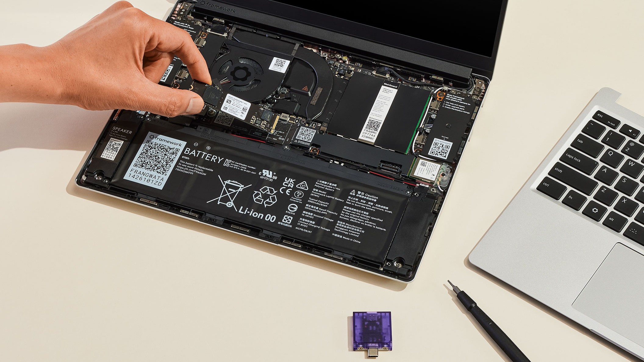 ترقية جهاز Framework Laptop 13 بذاكرة جديدة