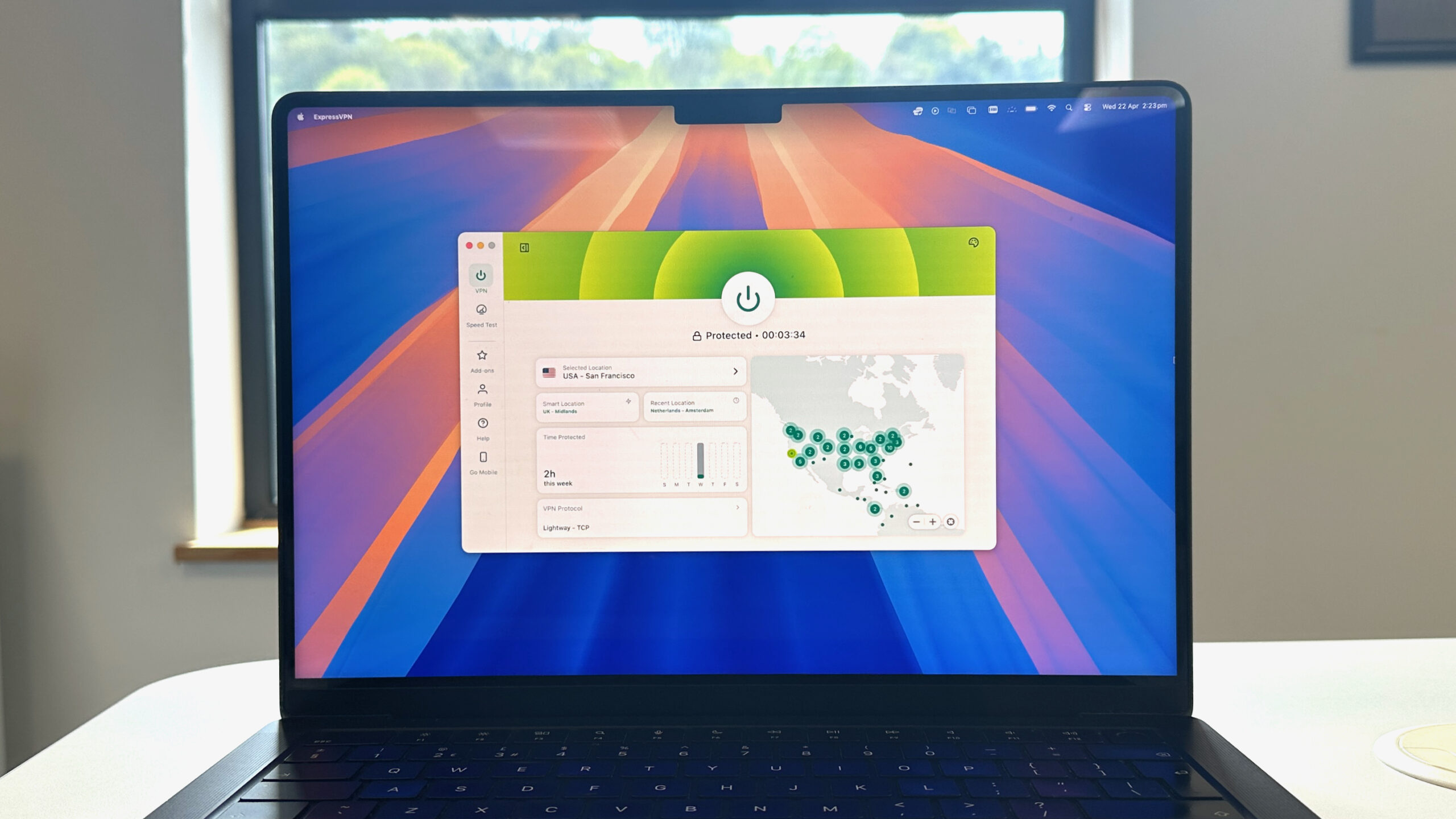 ExpressVPN معروض على جهاز MacBook Pro 2023