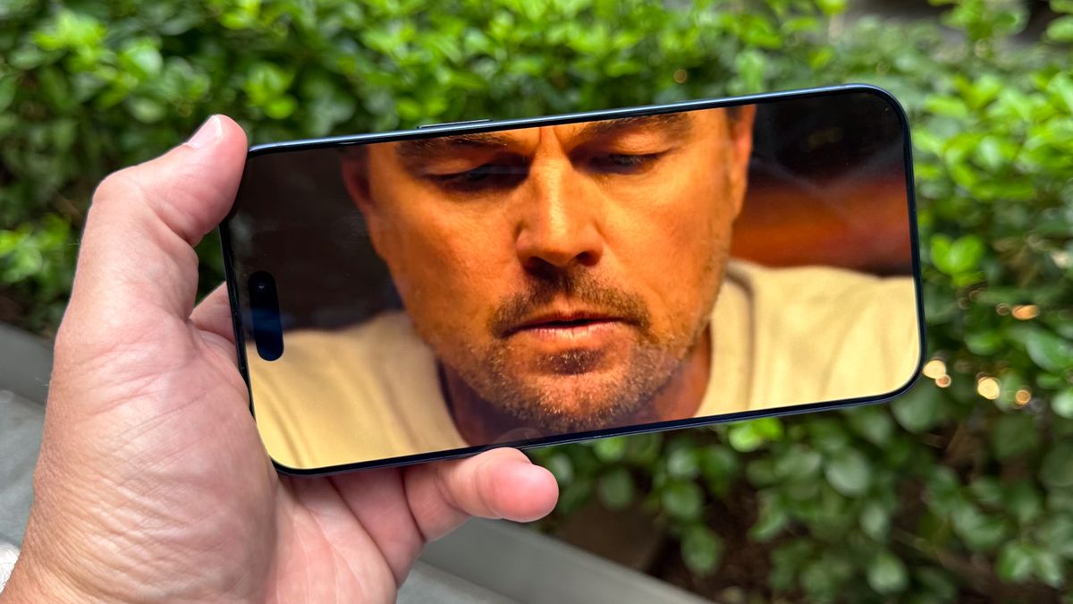 هاتف iPhone 17 Pro Max معروض باليد