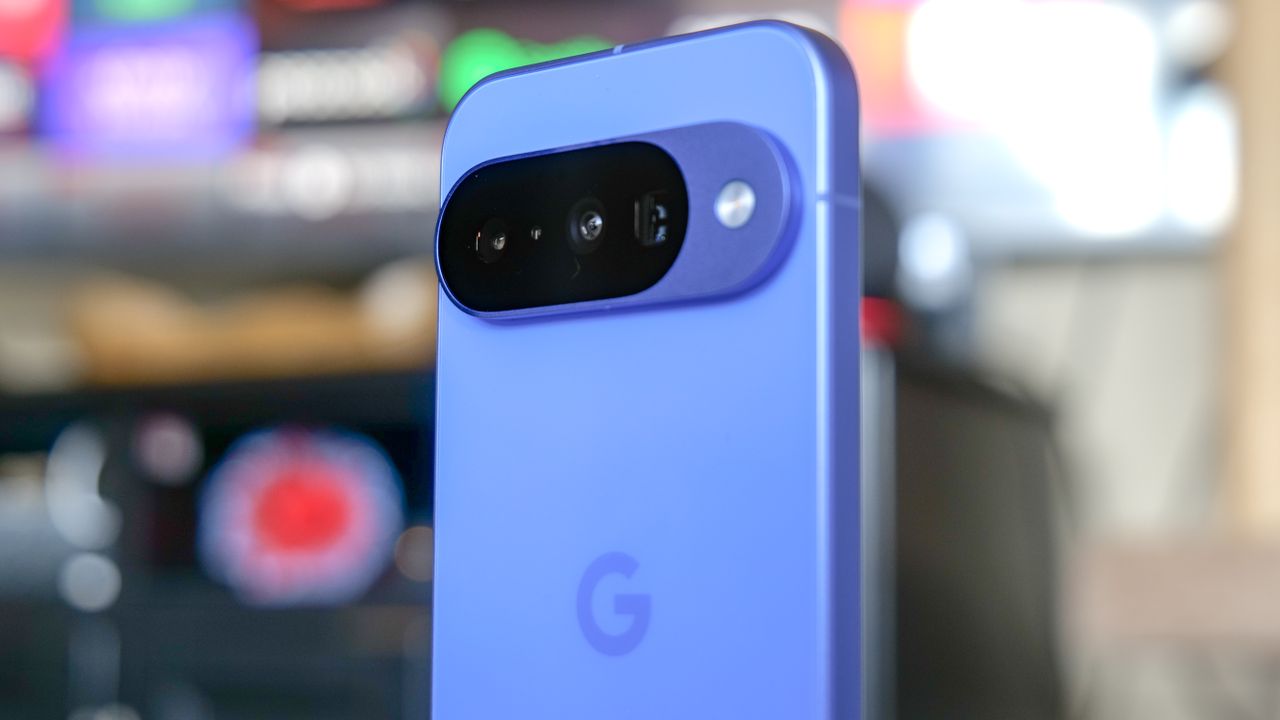 Con il telefono Google Pixel 10 in mano.