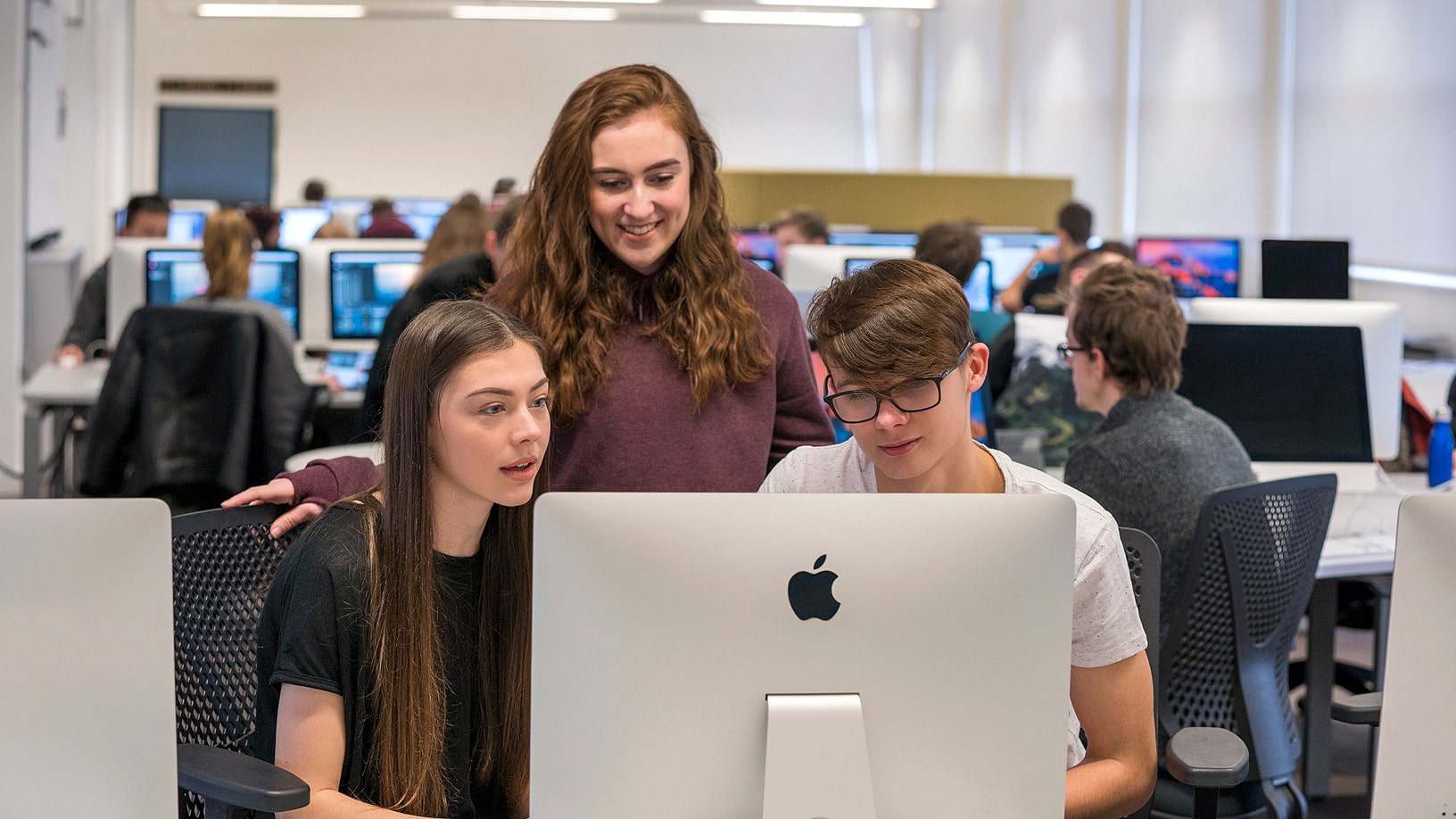 طلاب يستخدمون أجهزة Apple في فصل دراسي.