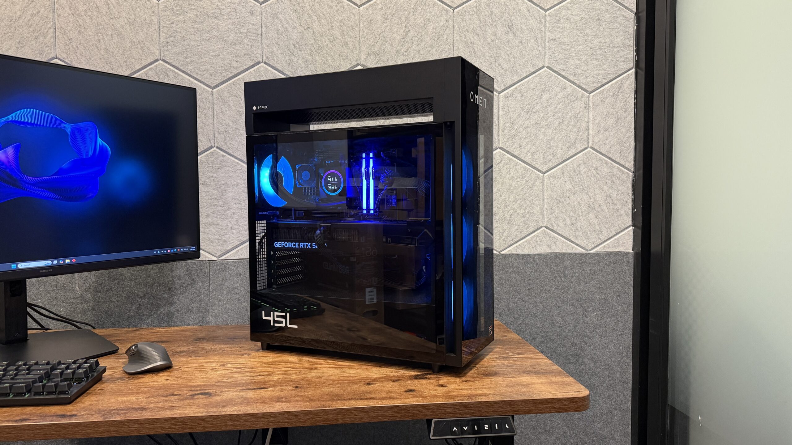 كمبيوتر الألعاب HP Omen Max 45L من الجانب على سطح مكتب