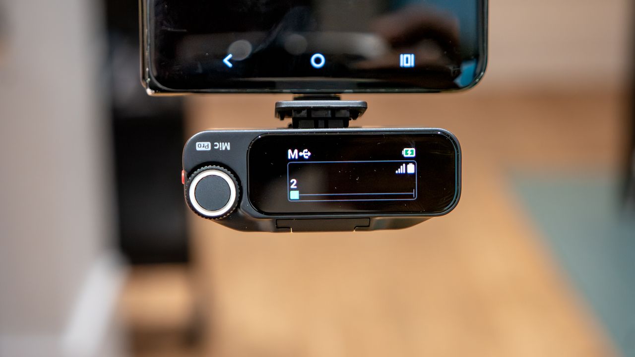 ميكروفون Insta360 Mic Pro مستخدم مع iPhone.
