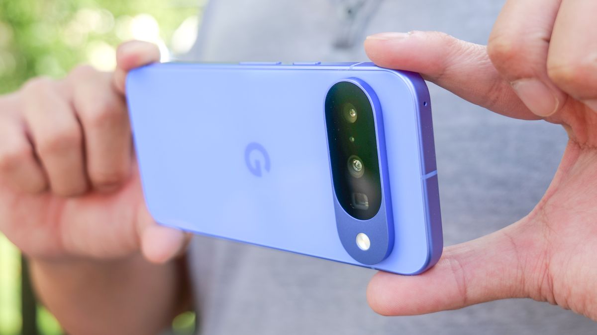 هاتف Google Pixel 10 في اليد.