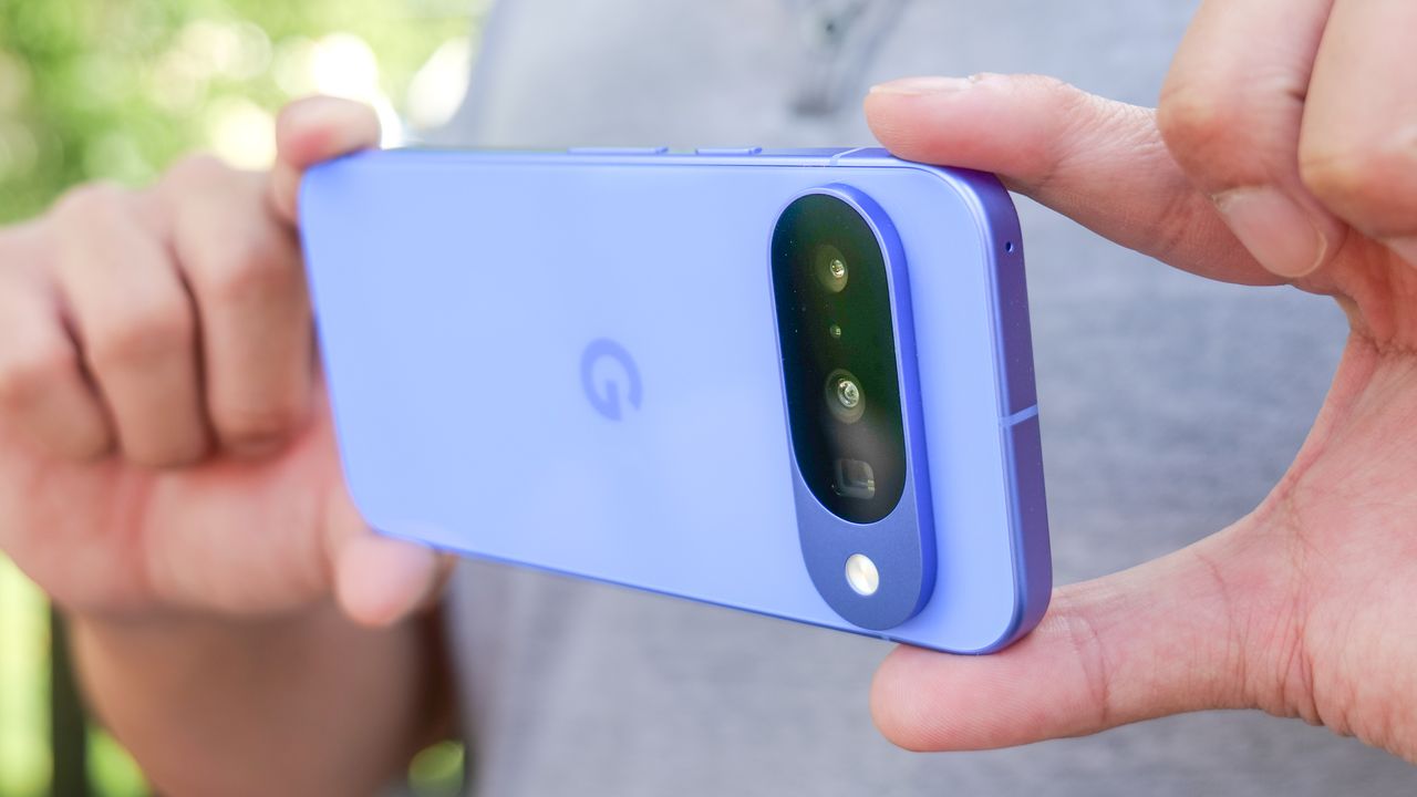 Con il telefono Google Pixel 10 in mano.