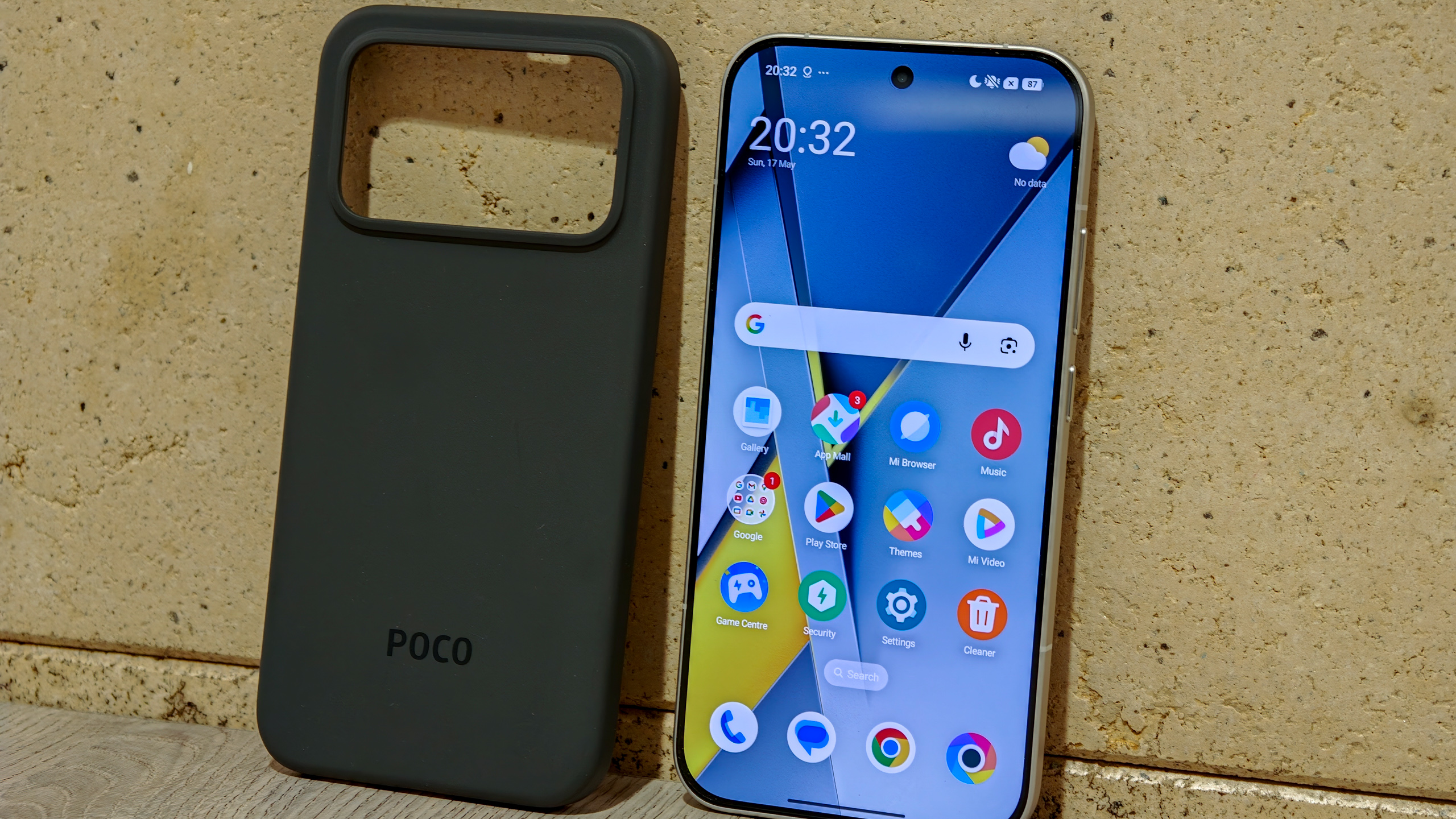 هاتف Poco F8 Pro باللون الفضي في اليد