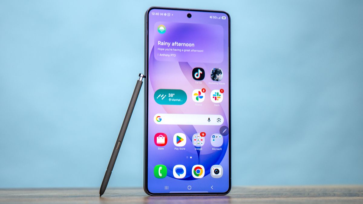 هاتف Samsung Galaxy S26 Ultra في اليد