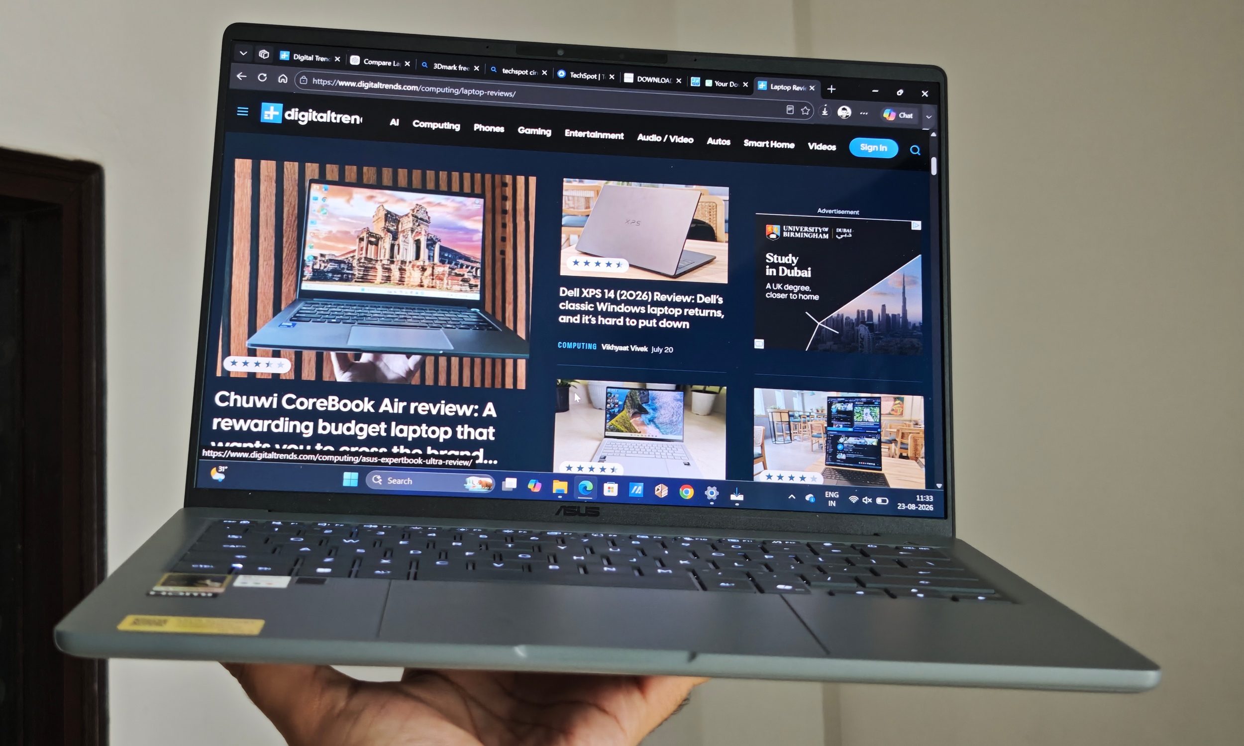 لابتوب ASUS Zenbook A14 يُمسك بيد واحدة