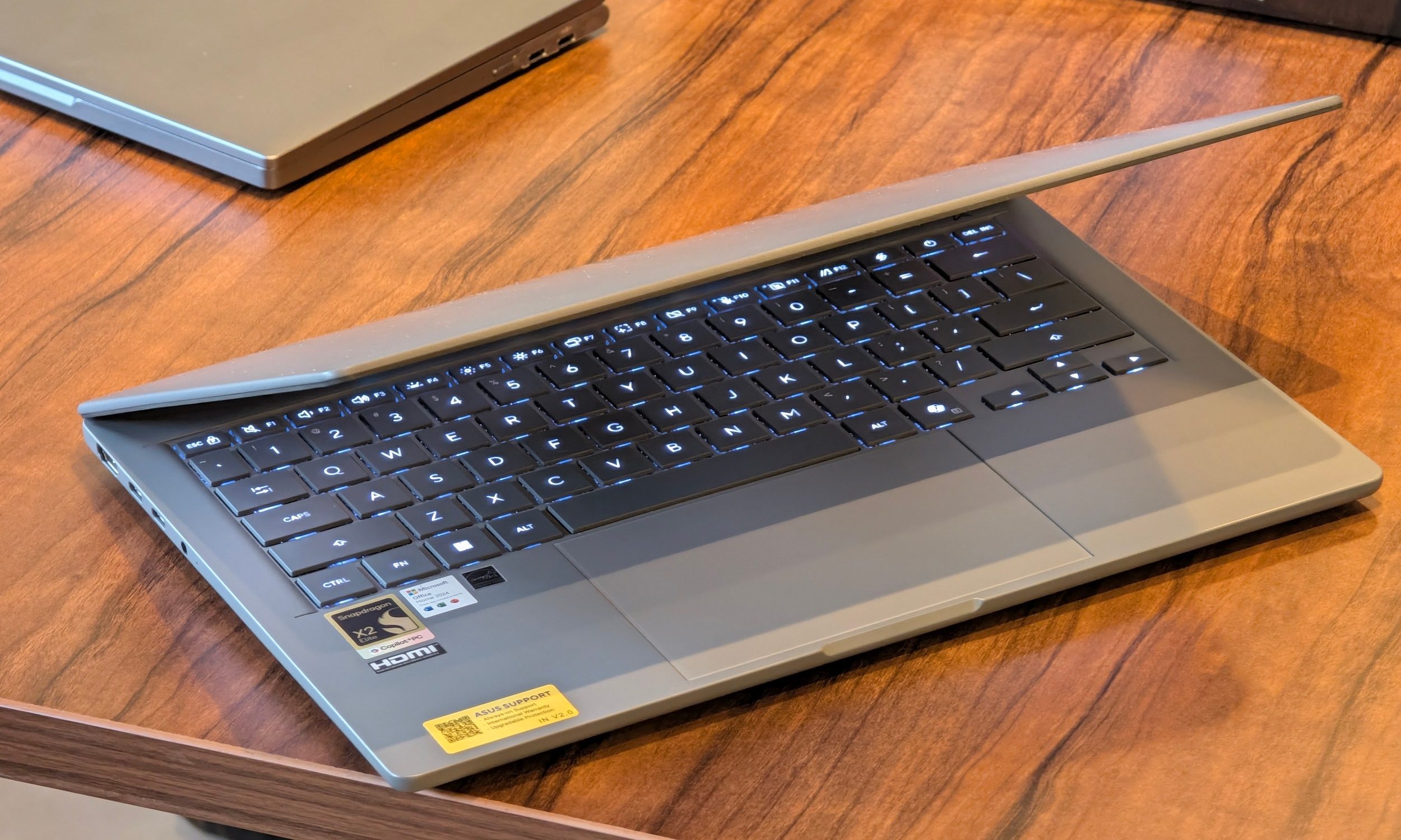 لابتوب ASUS Zenbook A14 في وضع شبه مغلق