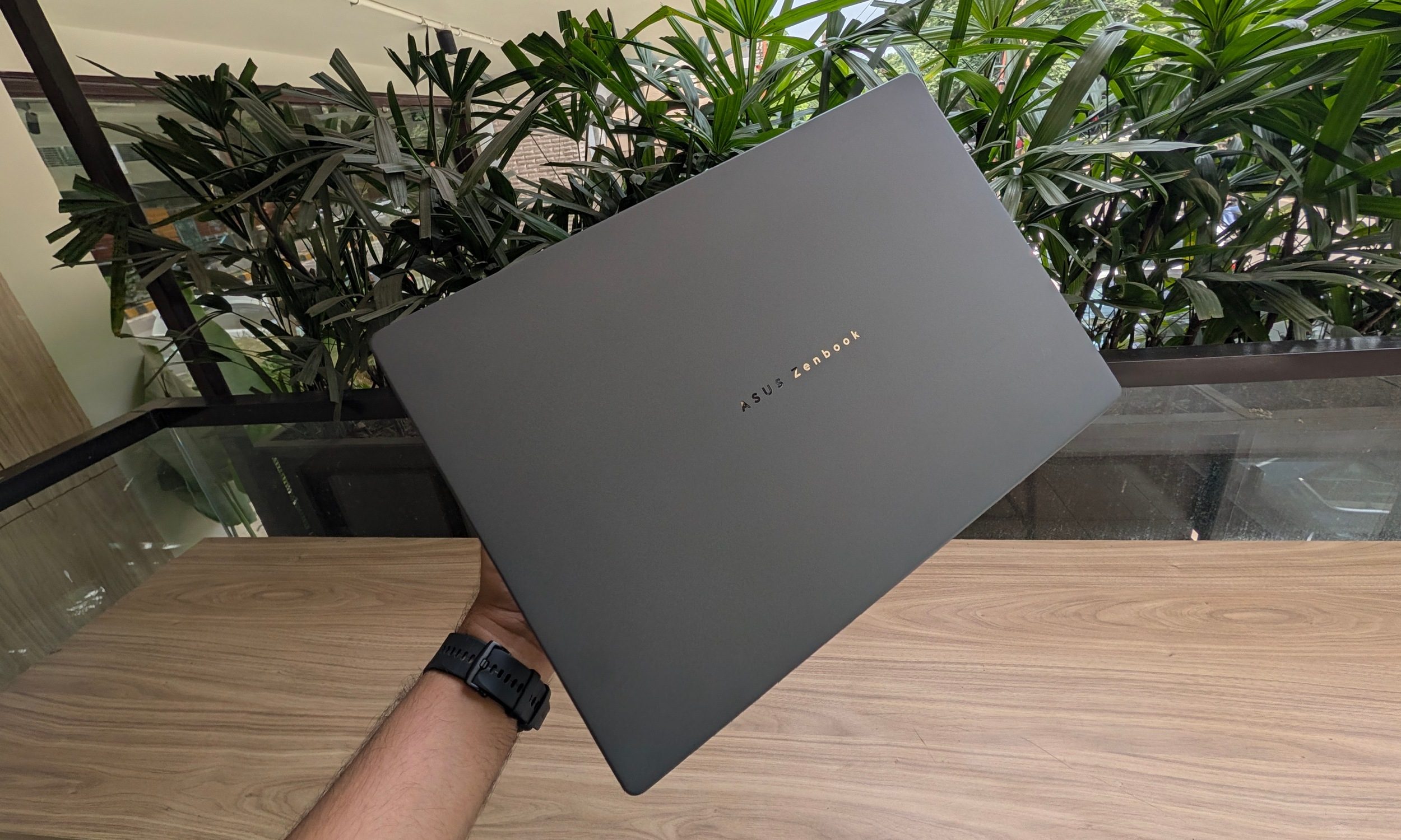 مراجعة ASUS Zenbook A14: الجهاز محمول في الهواء الطلق