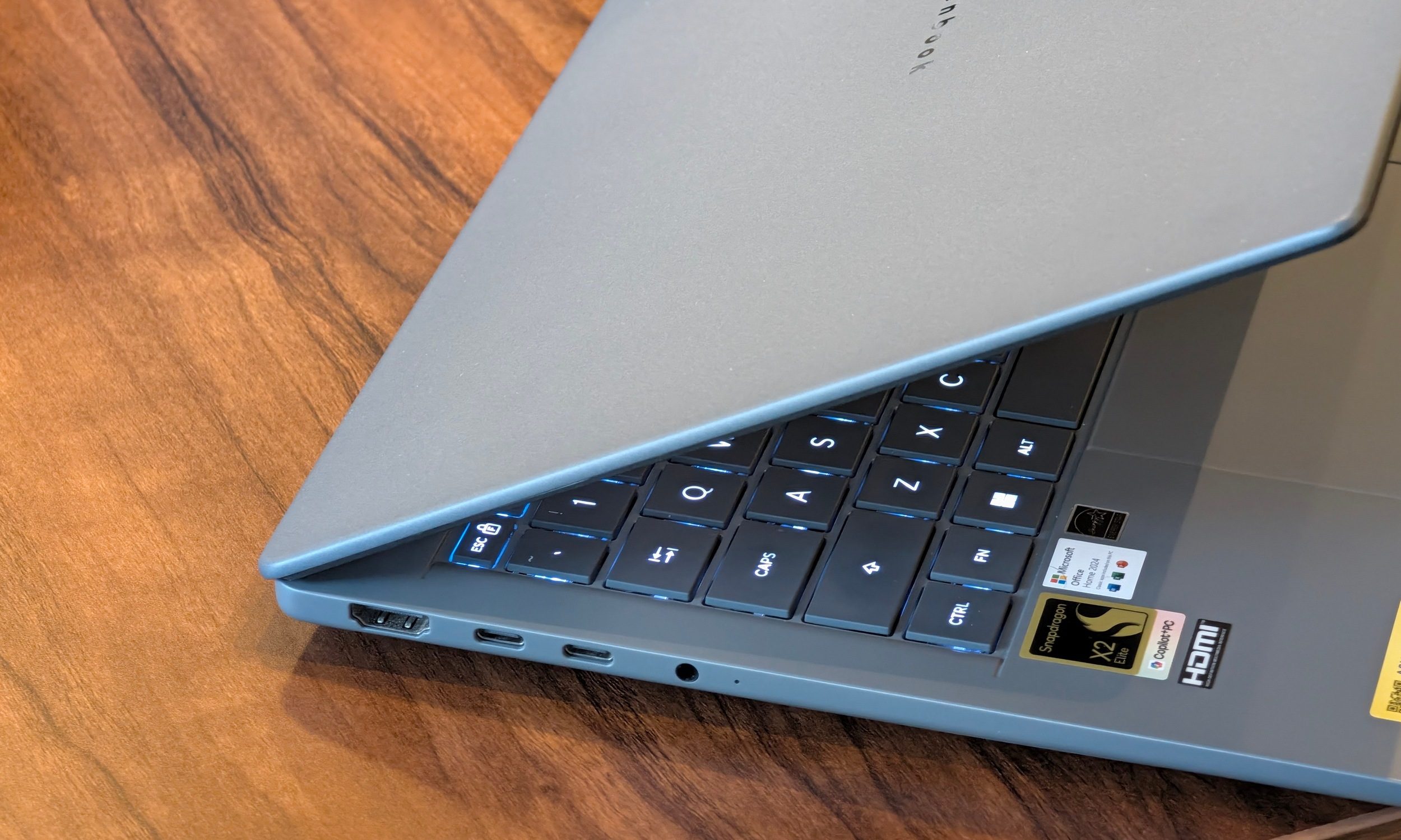 منافذ لابتوب ASUS Zenbook A14 من الجانب الأيسر