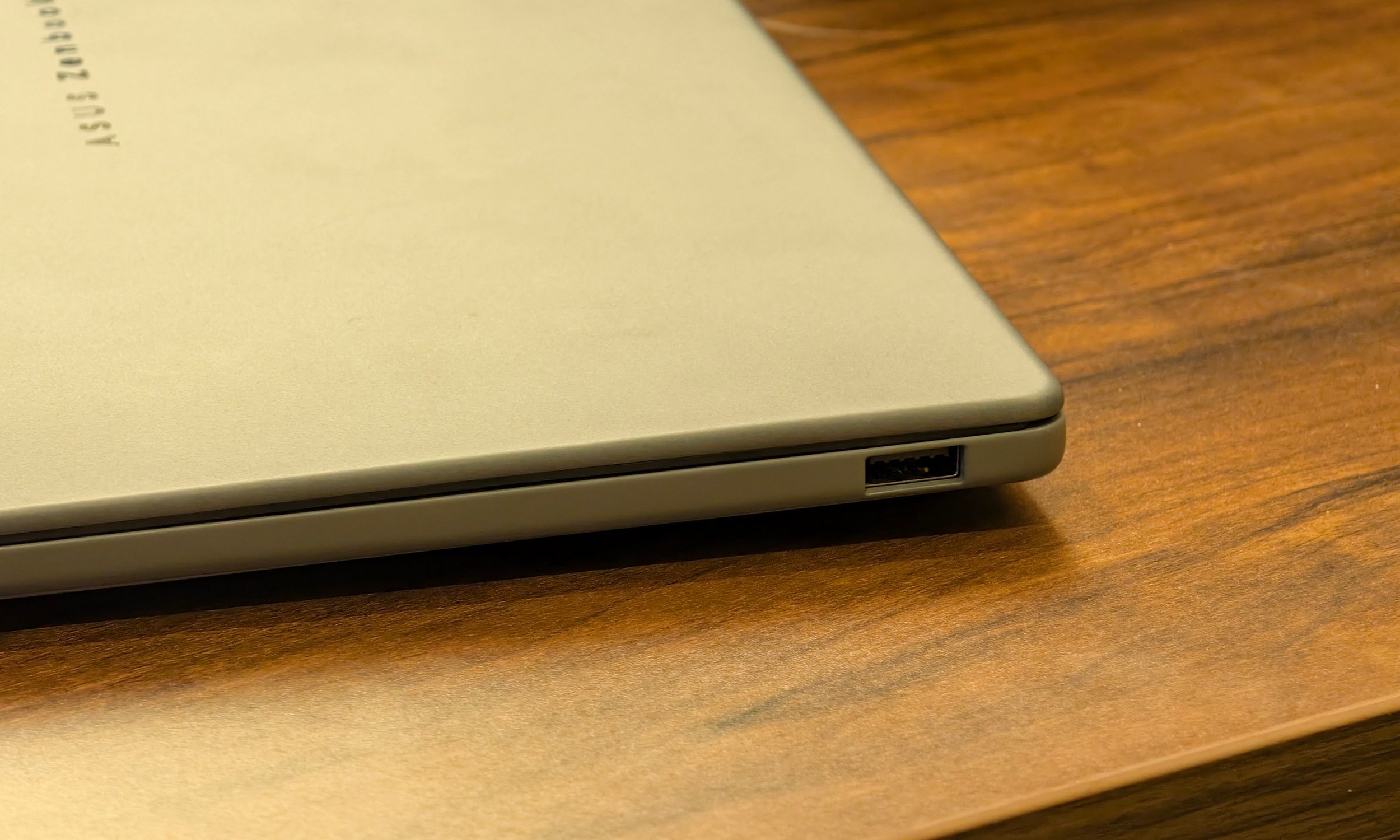 مراجعة ASUS Zenbook A14 المنافذ من الجانب الأيمن