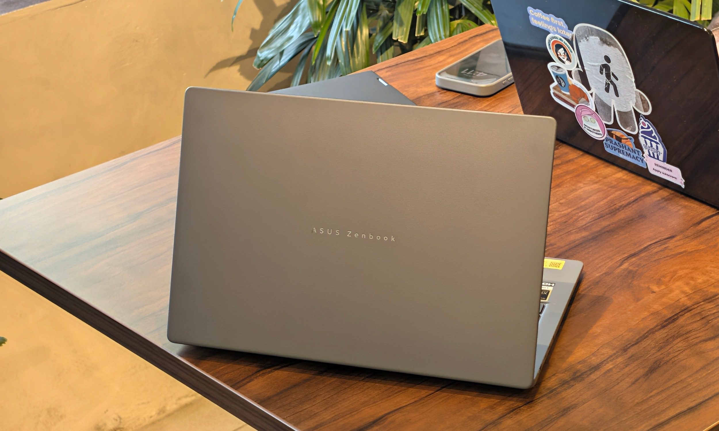 مراجعة ASUS Zenbook A14: المنظر الخلفي
