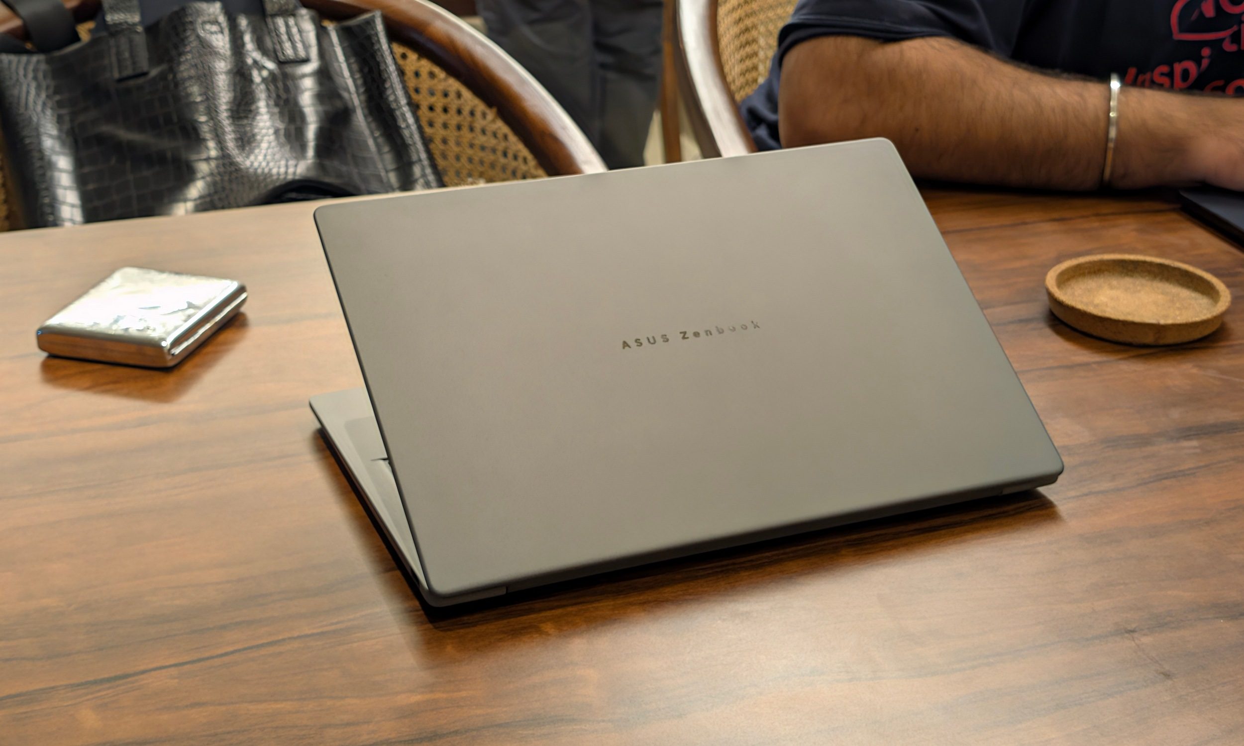 مراجعة ASUS Zenbook A14 من الخلف