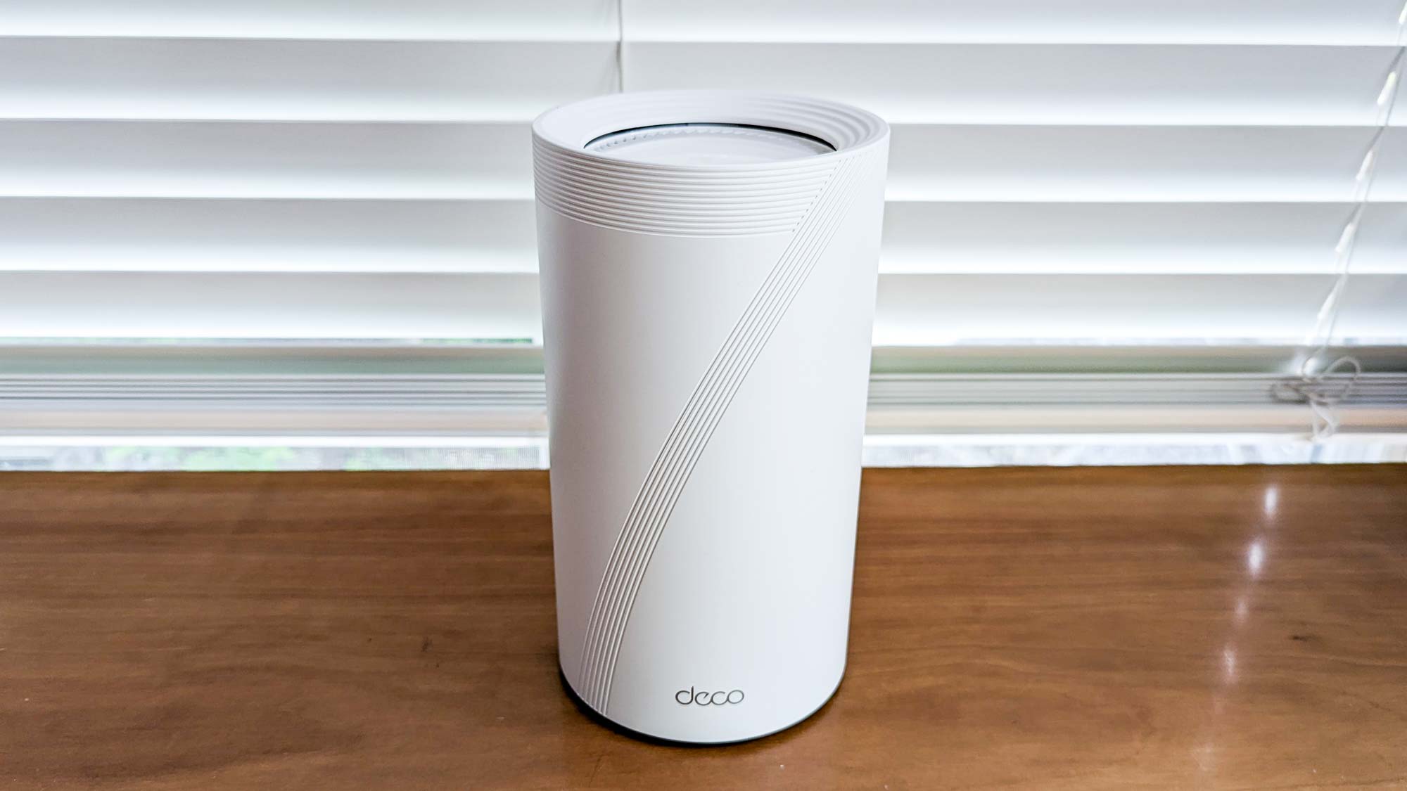 جهاز TP-Link Deco BE85 على المكتب