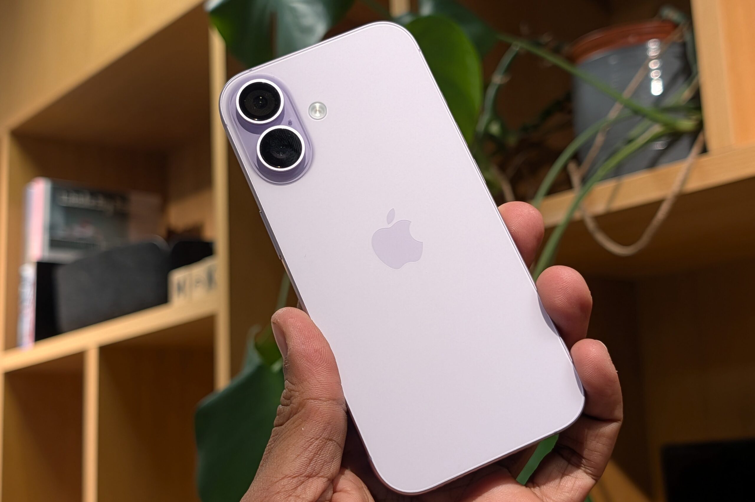 هاتف Apple iPhone 17 باللون الأرجواني اللافندر