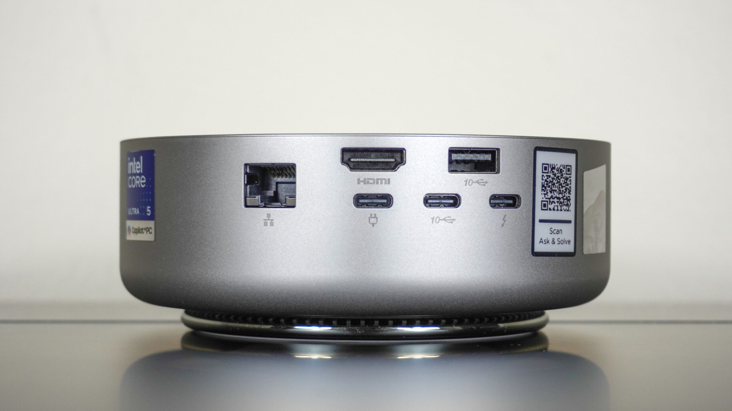 المنافذ الخلفية لجهاز Lenovo Yoga Mini