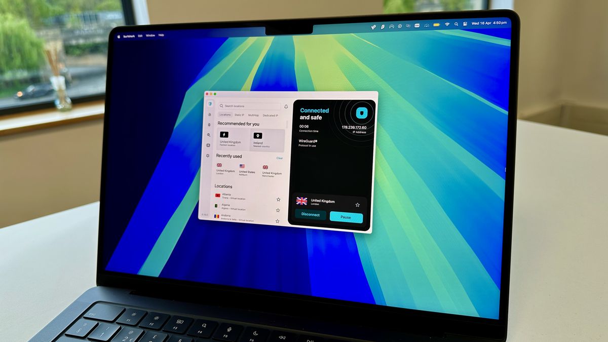 الصفحة الرئيسية لـ Surfshark على macOS. تظهر على اليسار علامات تبويب لقوائم خوادم متنوعة.