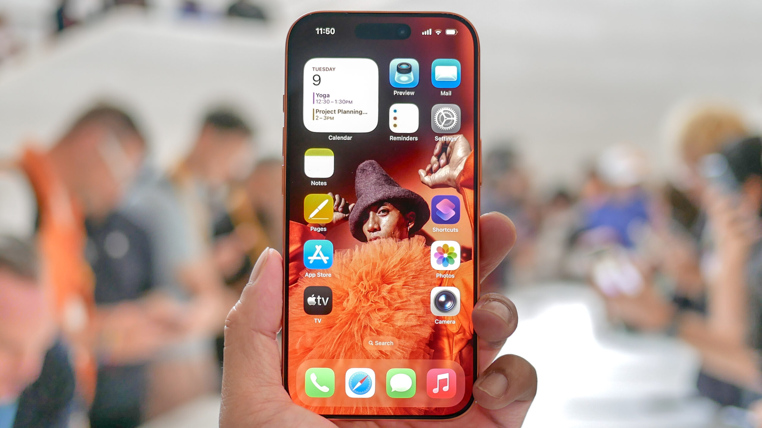 هاتف iPhone 17 Pro Max محمول باليد.