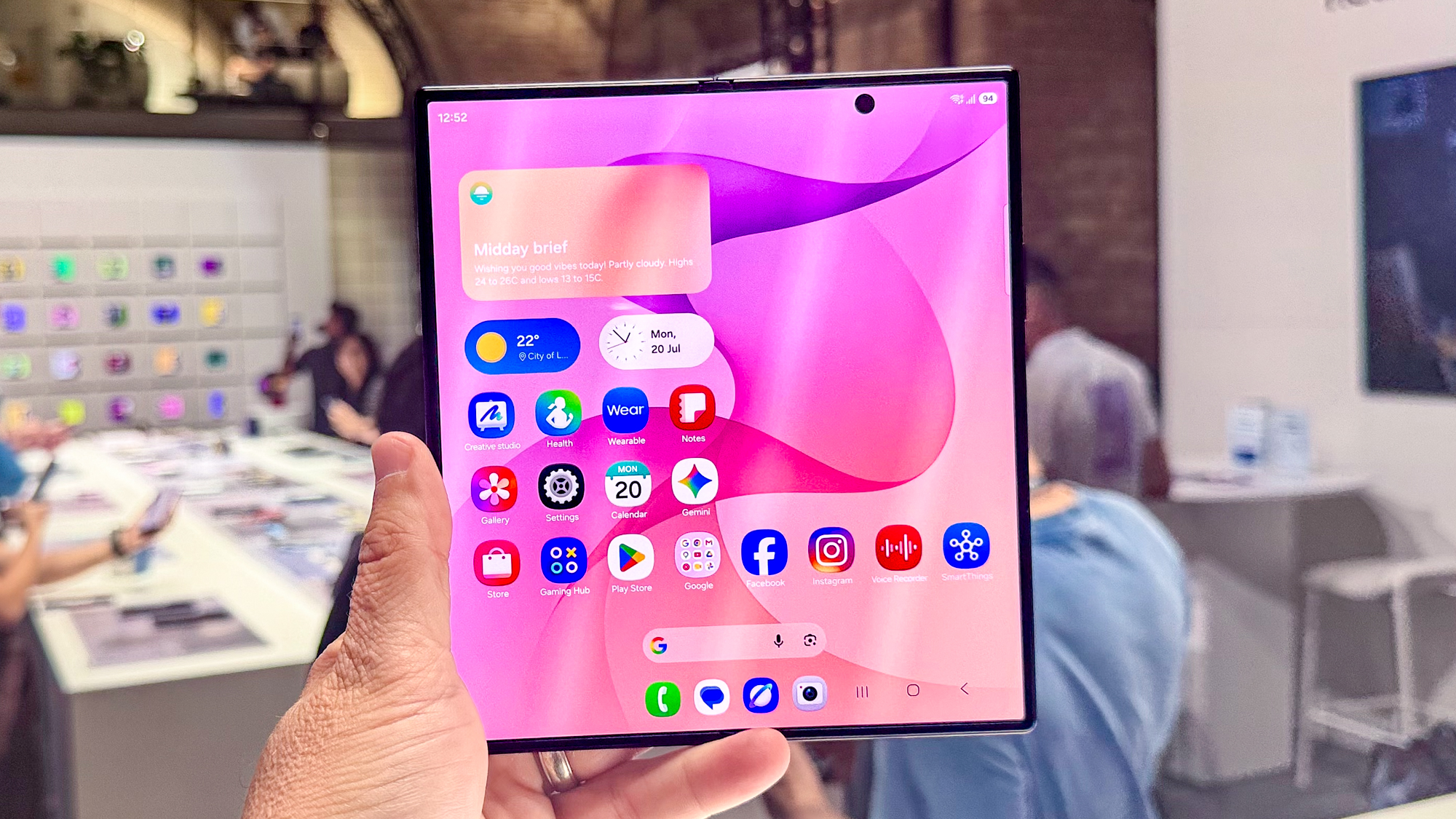 هاتف Galaxy Z Fold 8 Ultra معروض باليد