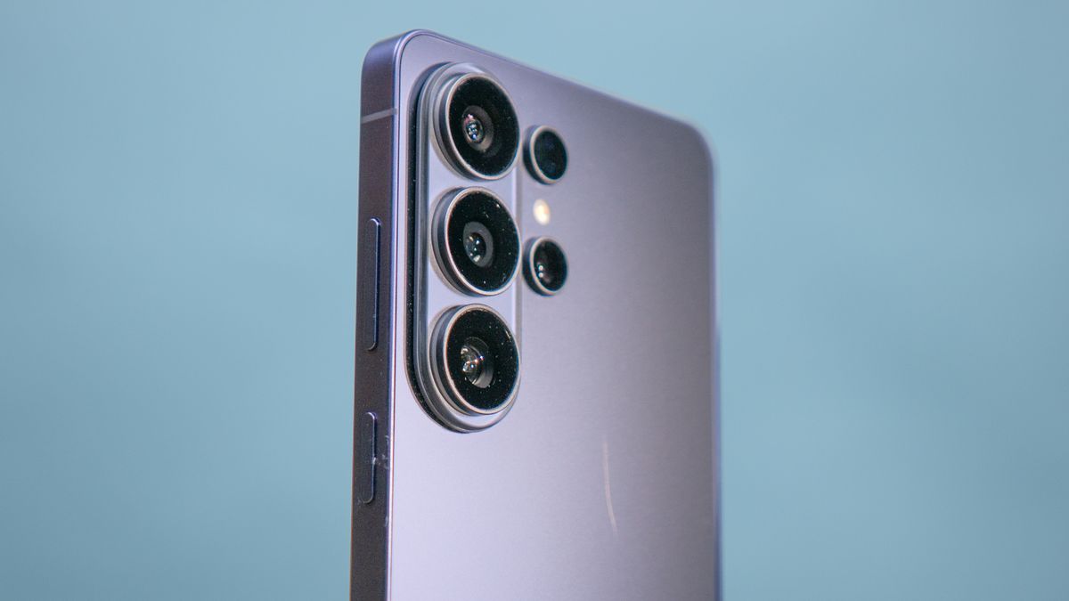 هاتف Samsung Galaxy S26 Ultra في اليد