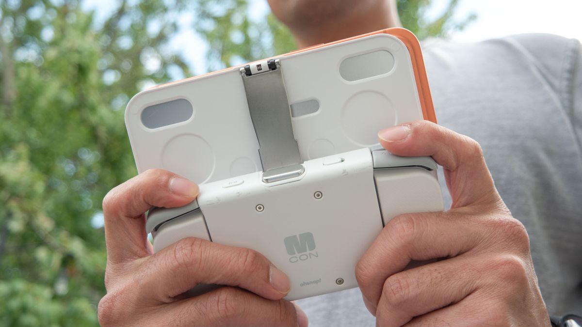 وحدة تحكم MCON بتقنية Bluetooth تُستخدم مع iPhone.