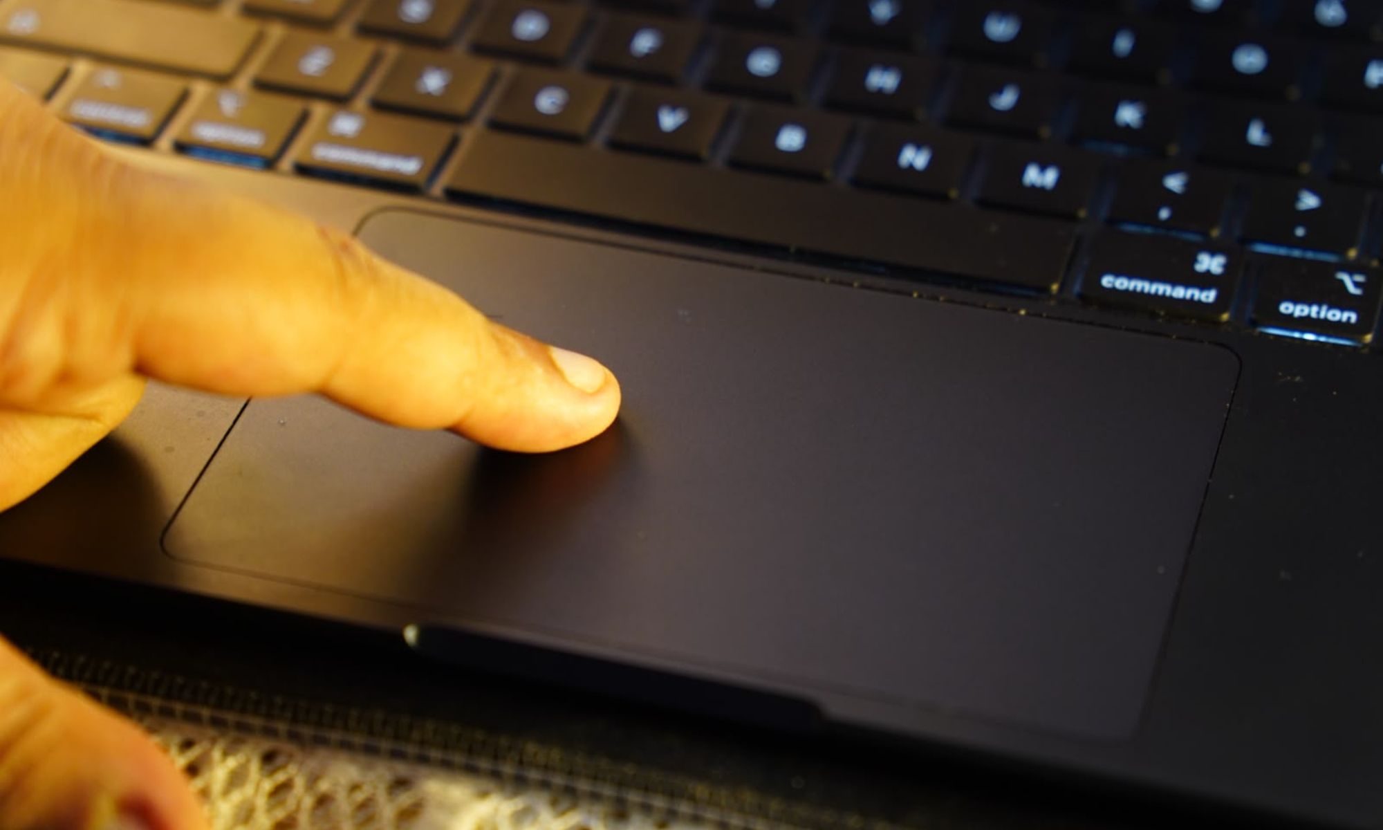 Проведение пальцем по экрану MacBook