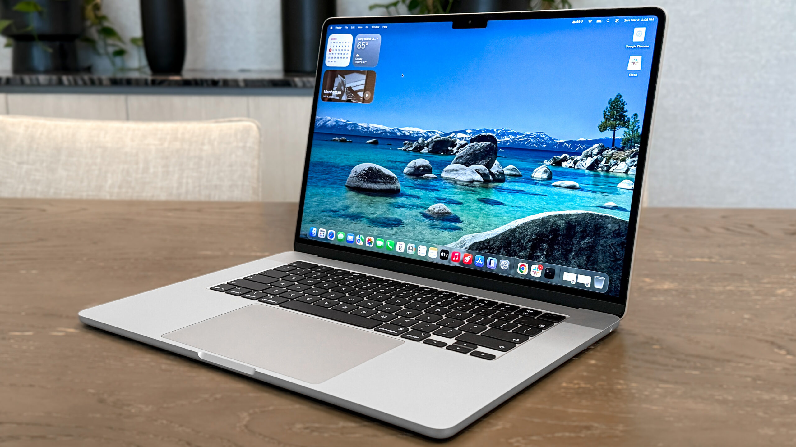 جهاز MacBook Air M5 بحجم 15 بوصة على مكتب