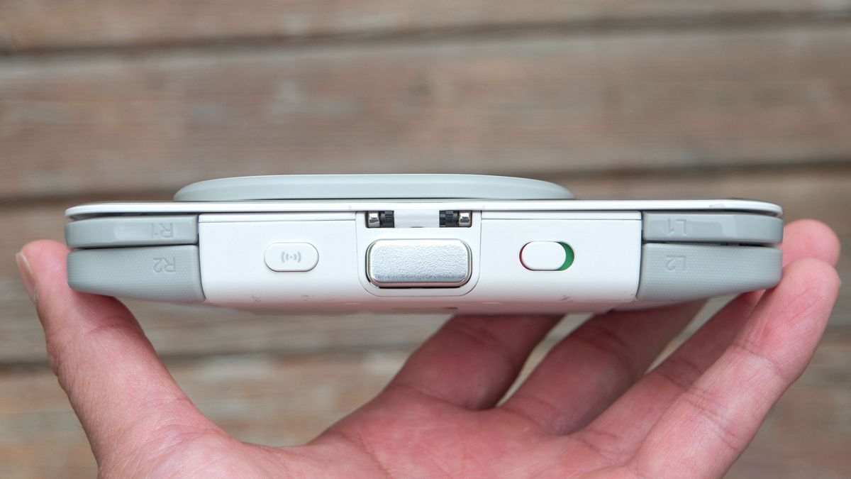 وحدة تحكم MCON Bluetooth تُستخدم مع iPhone.